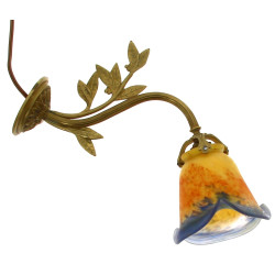 Applique en laiton avec corolle en verre