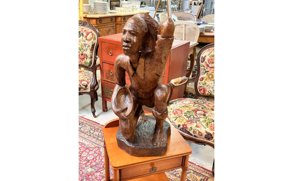 Homme assis, bois sculpté, travail de Ma
