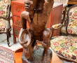 Homme assis, bois sculpté, travail de Ma