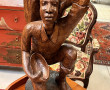 Homme assis, bois sculpté, travail de Ma