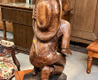 Homme assis, bois sculpté, travail de Ma