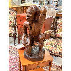 Homme assis, bois sculpté, travail de Ma