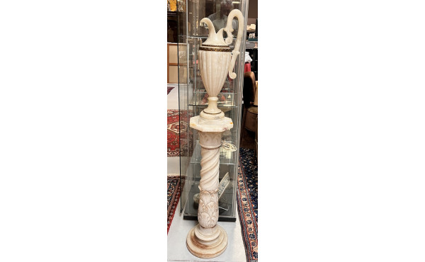 Colonne et aiguière décorative en albâtr