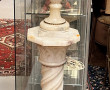 Colonne et aiguière décorative en albâtr