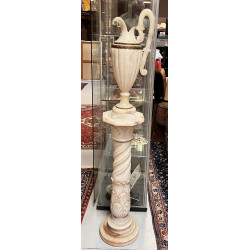 Colonne et aiguière décorative en albâtr