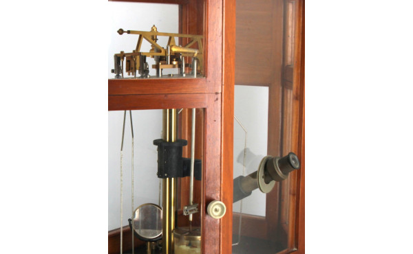 Balance de précision en vitrine. H 51,5 