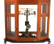 Balance de précision en vitrine. H 51,5 