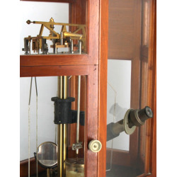 Balance de précision en vitrine. H 51,5 