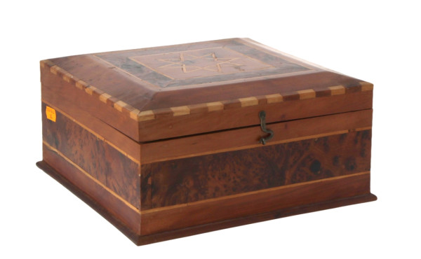 Coffret en camphre à décor d'étoiles, L 