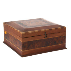 Coffret en camphre à décor d'étoiles, L 