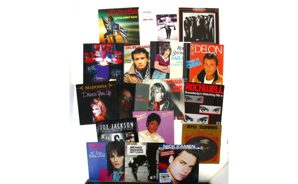 Lot d'une centaine de disques 45 tours a