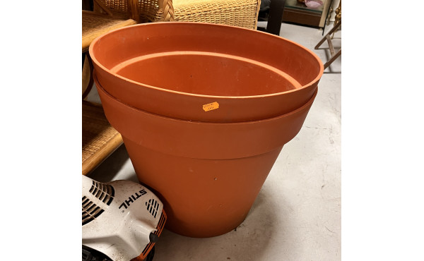 Deux grand pots de jardin en plastique o