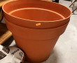 Deux grand pots de jardin en plastique o