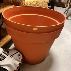 Deux grand pots de jardin en plastique o