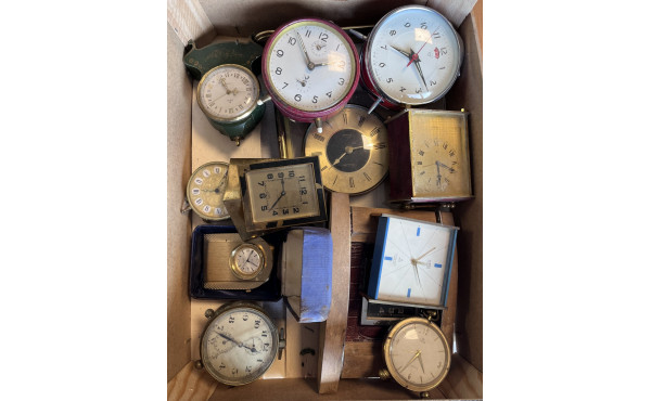 Lot de pendulettes vintages, différentes