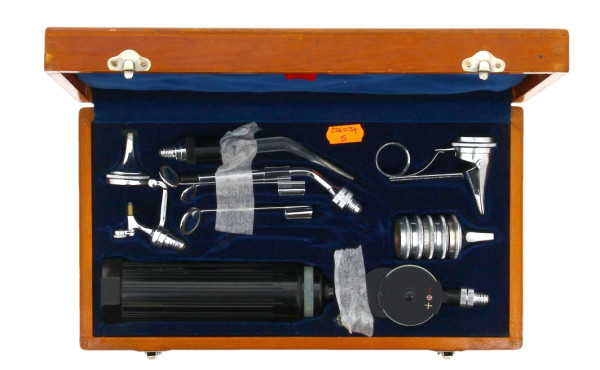 Matériel d'oto-rhino en coffret bois, Ré