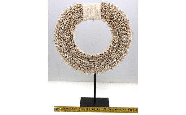Collier pectoral en cauris dans l'espri