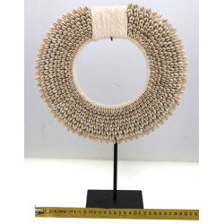 Collier pectoral en cauris dans l'espri