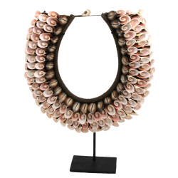 Collier pectoral en coquillages découpés