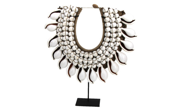 Collier pectoral en coquillages dans l'