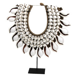 Collier pectoral en coquillages dans l'