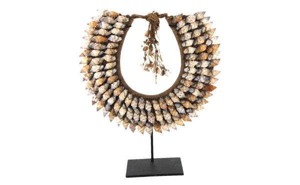 Collier pectoral en coquillages dans l'