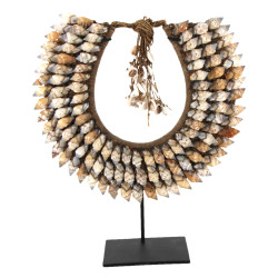 Collier pectoral en coquillages dans l'