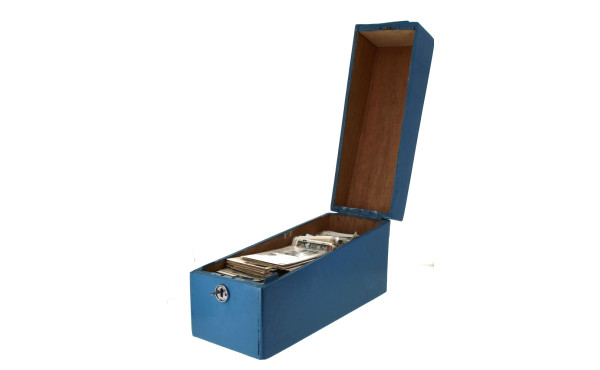 Boite en bois garnie de CPA et qqs CPSM 