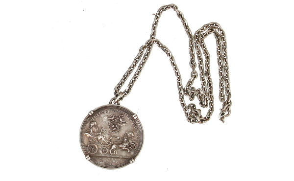 Belle médaille en argent "1737", montée 