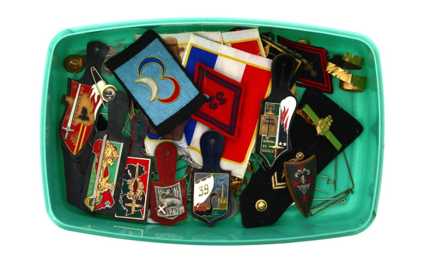 Lot d'insignes militaires dont plusieurs