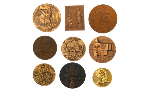 9 médailles de table diverses en bronze