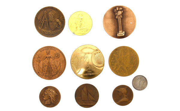 9 médailles de table diverses en bronze 
