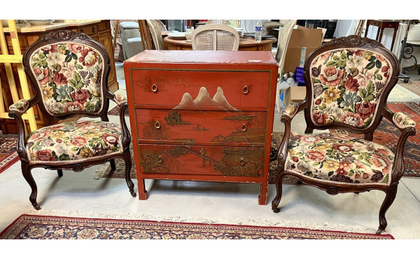 Paire de fauteuils en bois foncé sculpté