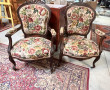 Paire de fauteuils en bois foncé sculpté