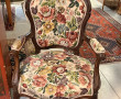 Paire de fauteuils en bois foncé sculpté