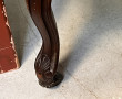 Paire de fauteuils en bois foncé sculpté