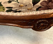 Paire de fauteuils en bois foncé sculpté