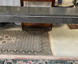 Console moderne laquée gris ouvrant à 2 