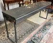 Console moderne laquée gris ouvrant à 2 