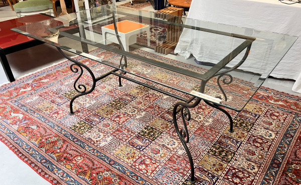 Table à piètement en fer forgé et platea