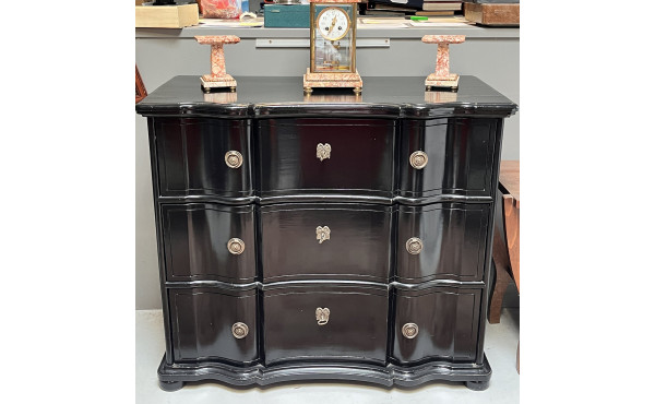 Commode laquée noire façade arbalète, tr