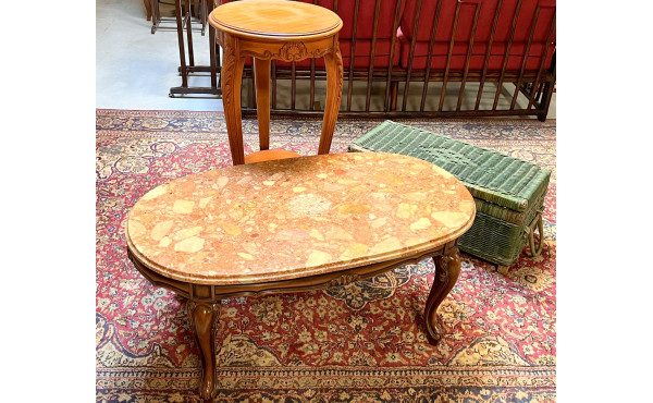 Une table basse plateau marbre : on y jo