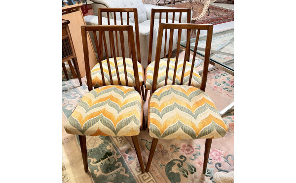 Suite de 4 chaises dossier barreaux