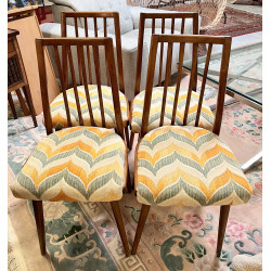 Suite de 4 chaises dossier barreaux