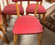 2 séries de chaises en skaï rouge (3 dos