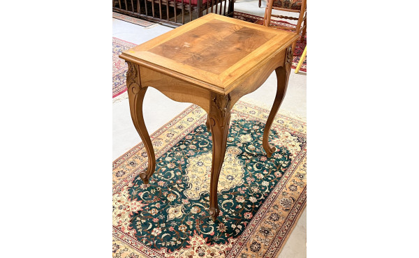 Petite table en noyer à piètement cambré