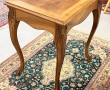 Petite table en noyer à piètement cambré