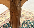 Petite table en noyer à piètement cambré