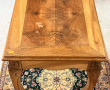 Petite table en noyer à piètement cambré