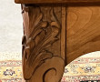 Petite table en noyer à piètement cambré